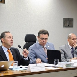 O advogado Luís Roberto Barroso (esquerda), indicado pela presidente Dilma Rousseff para o cargo de ministro do Supremo Tribunal Federal, é sabatinado na CCJ (Comissão de Constituição, Justiça e Cidadania) - Geraldo magela/Agência Senado