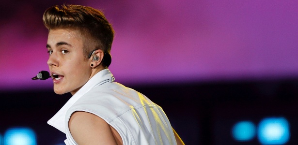 6.jun.2013 - O canadense Justin Bieber garantiu um lugar na nave SpaceShipTwo, da empresaVirgin Galactic, para fazer uma viagem espacial. De acordo com o britânico Richard Branson, dono da empresa, o cantor de 19 anos vai sentir a sensação de gravidade zero ao lado de seu representante, Scooter Braun. Cada assento na nave custa cerca de US$ 200 mil (aproximadamente R$ 424,5 mil) - Jumana El Heloueh/Reuters