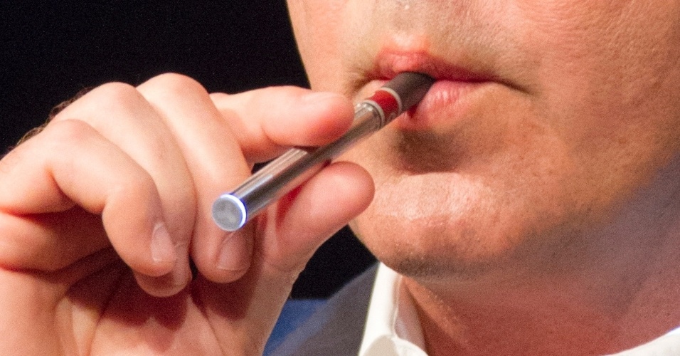 6.jun.2013 - Danny Herko, vice-presidente de pesquisa da companhia americana R.J. Reynolds Tobacco, demostra o funcionamento do cigarro eletrônico VUSE Digital durante evento para a imprensa realizado em Nova York, nos Estados Unidos.  O cigarro, inicialmente, será lançado no Estado do Colorado e a comercialização começa em 1º de julho. O kit, que inclui três cargas e um carregador USB, custará US$ 30 (aproximadamente R$ 64). Segundo a fabricante, a vantagem do cigarro é causar pouco impacto no meio ambiente e por ser recarregável