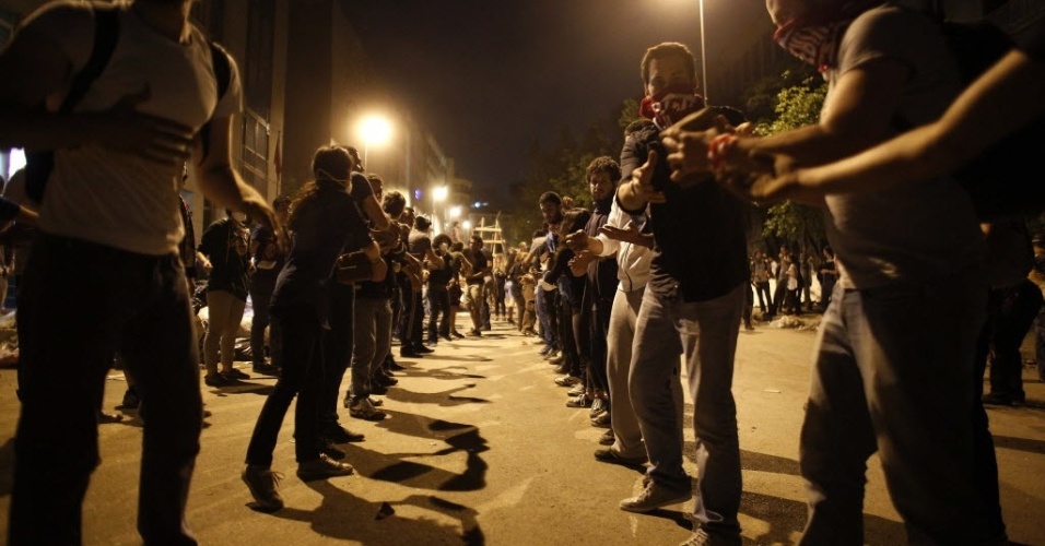 6.jun.2013 - Manifestantes juntam pedras para formas barricada em uma rua nos arredores da praça Taksim, em Istambul. Os protestos na Turquia chegaram ao sétimo dia, iniciados pela proposta de demolição de um parque, que evoluiu para uma revolta contra o governo de Tayyip Erdogan