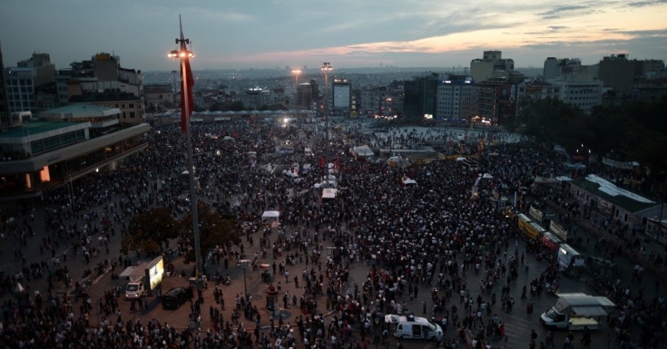 6.jun.2013 - Manifestantes se reúnem na praça Taksim, em Istambul, para protestos contra o governo turco