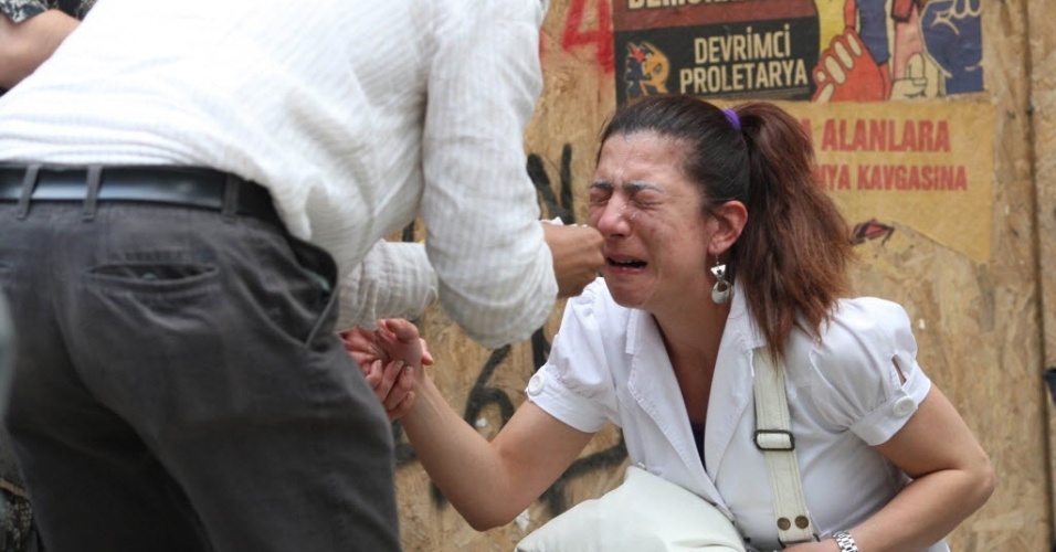 6.jun.2013 - Mulher chora após explosão de bomba de gás lacrimogêneo durante manifestação em Ancara. Os protestos na Turquia chegaram ao sétimo dia, iniciados pela proposta de demolição de um parque, que evoluiu para uma revolta contra o governo de Tayyip Erdogan