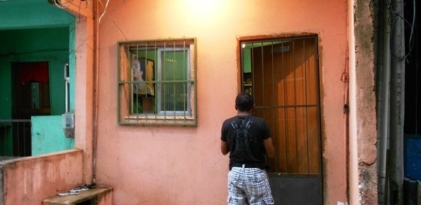 Segundo policiais, o menino estava sendo alimentado por vizinhos através da grade da janela da casa - Divulgação/DCAV