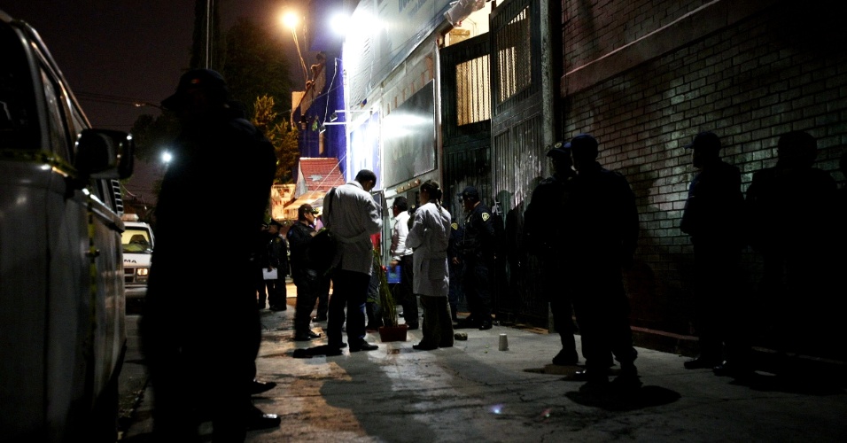 6.jun.2013 - Agentes policiais guardam academia no bairro de Tepito, na Cidade do México, onde um tiroteio deixou ao menos três mortos e uma pessoa ferida