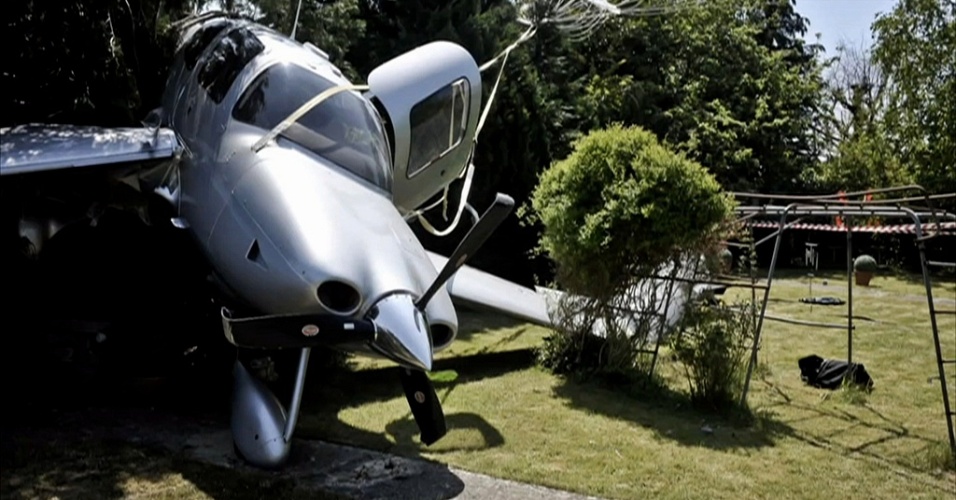 7.jun.2013 - Avião cai de paraquedas em jardim na Grã-Bretanha