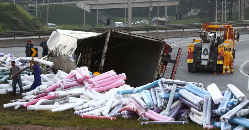 7.jun.2013 - Carreta carregada com tecidos tomba na alça de acesso de Itapevi (SP) para a rodovia Castello Branco, no trevo de Jandira (SP), na Grande São Paulo, na madrugada desta sexta-feira (7)