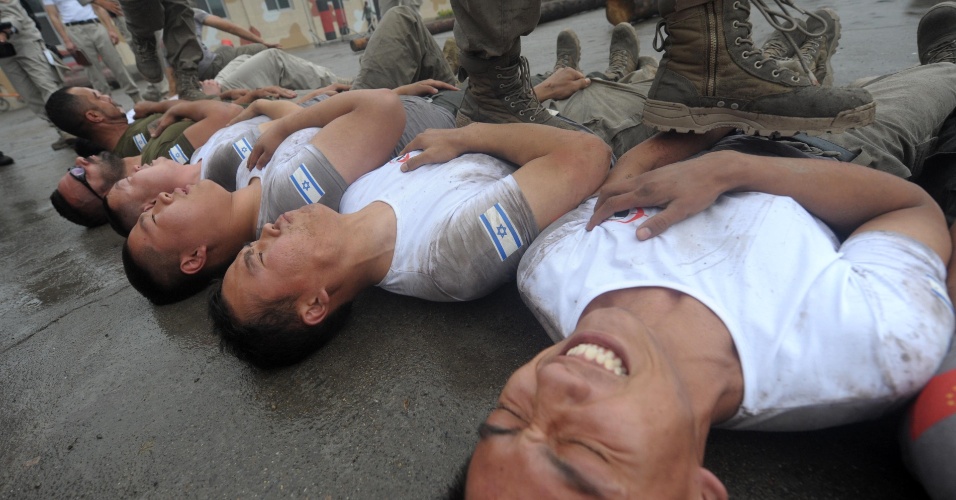 7.jun.2013 - Instrutores andam sobre recrutas durante treinamento militar especial em Pequim, na China. Mais de 70 recrutas participam do treinamento intensivo de 20 horas de duração, que inclui artes marciais e provas de resistência