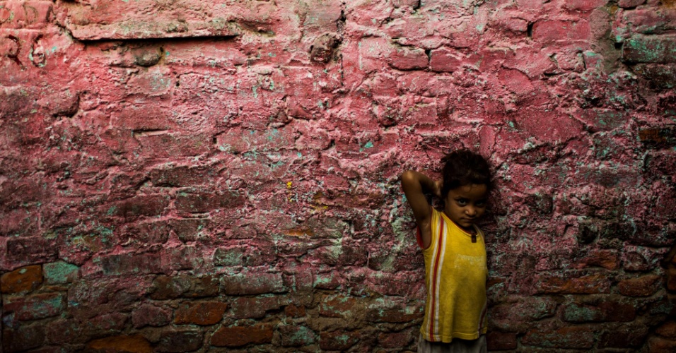7.jun.2013 - Jovem indiana posa para foto em favela de Nova Déli, nesta sexta-feira (7). De acordo com um estudo da Universidade de Oxford, na Inglaterra, a Índia perde para seus vizinhos Nepal e Bangladesh no combate à miséria e redução da pobreza