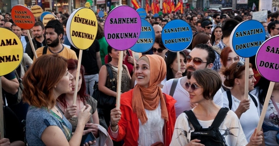 7.jun.2013 - Manifestantes se reúnem na manhã desta sexta-feira (7) na praça Taksim, em Istambul, na Turquia. Após retorno do primeiro-ministro Recep Tayyip Erdoga, Ancara e Istambul vivenciaram relativa calma enquanto as forças da ordem dispersaram uma centena de manifestantes que tentavam levantar uma barricada em um bairro humilde de Istambul na oitava madrugada de protestos, informou o canal de televisão "NTV"