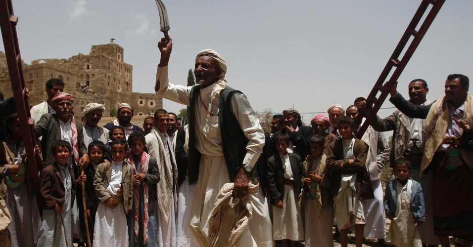 7.jun.2013 - Membro de uma tribo segura adagas durante apresentação de dança tradicional em cerimônia de casamento na província de Amran, no Yemen