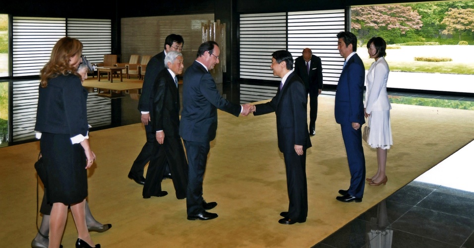 7.jun.2013 - O presidente da França, François Hollande, cumprimenta o príncipe japonês Naruhito, no Palácio Imperial japonês, em Tóquio. Hollande chegou ao Japão para uma viagem de três dias, onde negociará acordos de cooperação em setores como energia nuclear e aviação