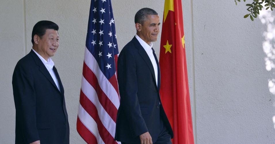 7.jun.2013 - O presidente dos Estados Unidos, Barack Obama, disse nesta sexta-feira (7), no início de dois dias de reuniões com o presidente chinês, Xi Jinping, que recebe bem a "ascensão pacífica" da China e que, apesar das áreas inevitáveis de tensões, os dois países querem uma relação de cooperação. Recebendo Xi em uma propriedade no sul da Califórnia, Obama disse que espera trabalhar com a China na segurança cibernética, tema que gerou atrito entre os dois países
