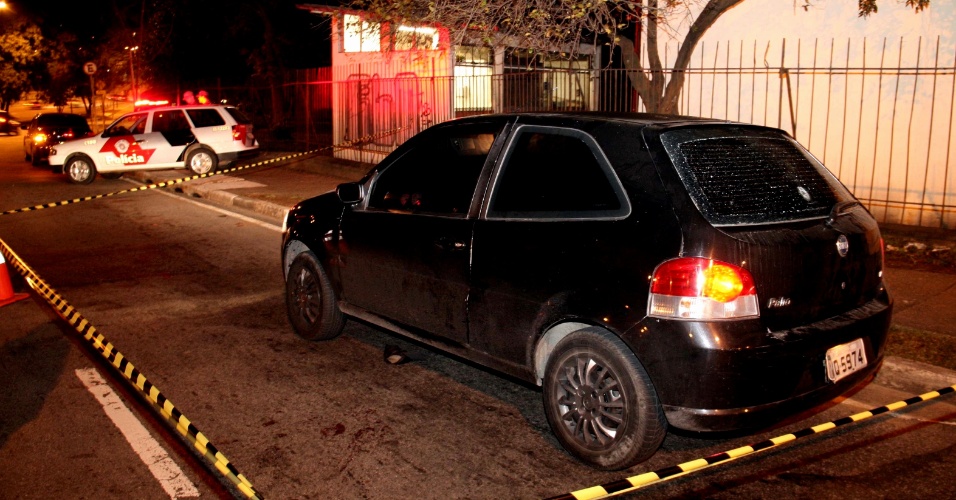 7.jun.2013 - Polícia Civil encontra um homem morto com um tiro na nuca dentro de um carro, na região do parque Ibirapuera, zona sul de São Paulo, na madrugada desta sexta-feira (7). Segundo a polícia, o corpo pertence a um jovem de 18 anos