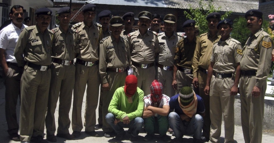 7.jun.2013 - Policiais posam para foto junto com três homens suspeitos de terem estuprado uma turista americana de 30 anos, na cidade de Manali, no norte da Índia