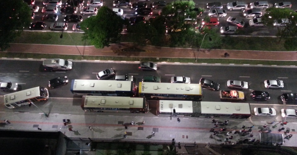 7.jun.2013 - Protesto contra o aumento das tarifas do transporte público organizado pelo movimento Passe Livre prejudica trânsito na avenida Faria Lima, na zona oeste de São Paulo