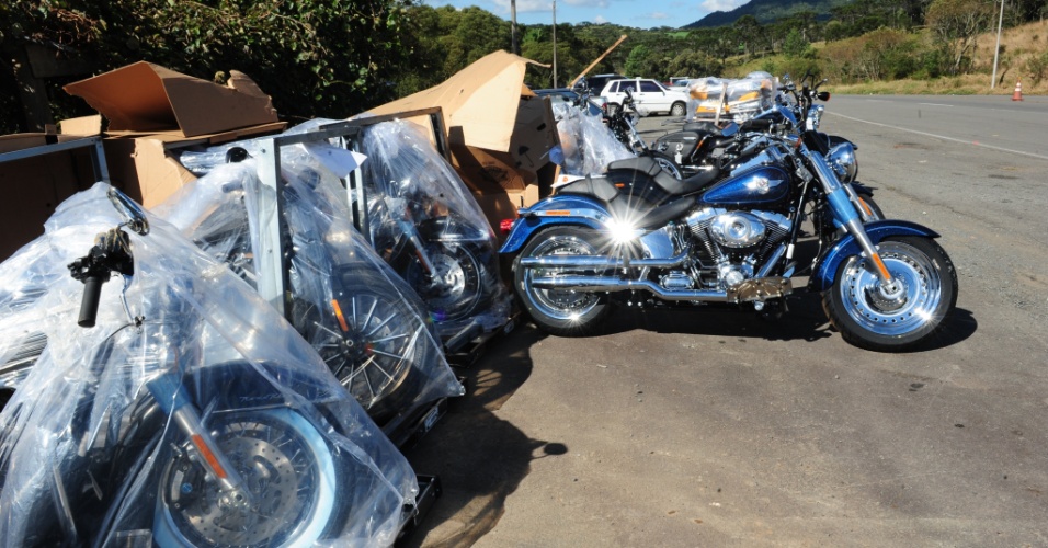 7.jun.2013 - Um caminhão que transportava 21 motocicletas da marca Harley-Davidson tombou quando seguia pela SC-418, na região de Pirabeiraba, em Joinville (SC), na madrugada desta quinta-feira. Não houve grandes estragos nas motocicletas