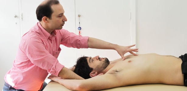 Carlos Barreiros (à esq.) diz que seu método visa reajustar as sensações e reequilibrar a imagem corporal - Fernando Donasci/UOL