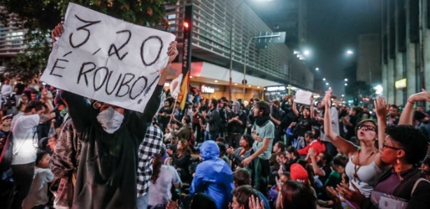 7.jun.2013 - Manifestantes se aglomeram na avenida Paulista em protesto contra tarifas