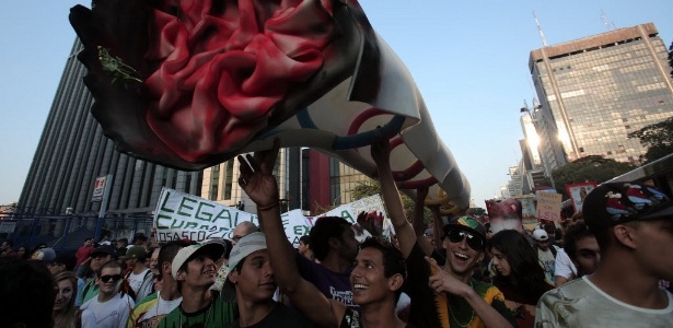 Manifestantes se reúnem na avenida Paulista para mais uma Marcha da Maconha na capital paulista - Rodrigo Paiva/UOL