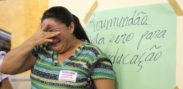 Professora chora diante da aprovação da redução do salário dos professores em Juazeiro do Norte, no Ceará. O corte pode chegar a até 40% - Normando Sóracles/Agência Miséria