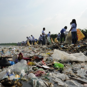 Voluntários removem lixo ao longo da costa da ilha de Paranaque, no subúrbio de Manila (Filipinas)  - Ted Aljibe/AFP