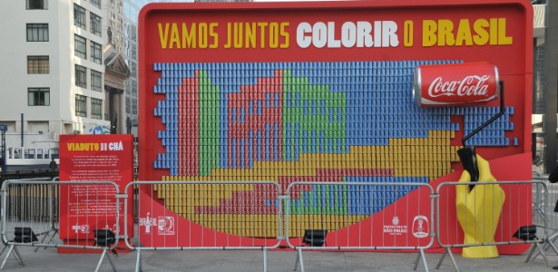 Totem gigante, patrocinado pela Coca-Cola e com apoio da Prefeitura de São Paulo, foi colocado neste sábado (8) na avenida Paulista, em São Paulo (SP), chamando a população para assistir a Copa das Confederações em evento com telão que vai acontecer no Vale do Anhangabaú, no próximo sábado (15), data do início dos jogos