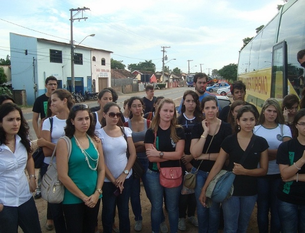 Abril de 2012: Estudantes de medicina na UFRJ em Macaé se reúnem para tentar falar com a presidente Dilma Rousseff sobre situação do curso - Reprodução/ Blog do Centro Acadêmico de Medicina