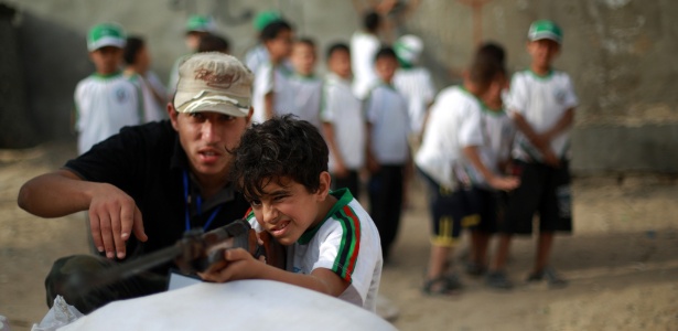 10.jun.2013 - Garotos palestinos participam de treinamento militar em acampamento de férias do Hamas, em Gaza