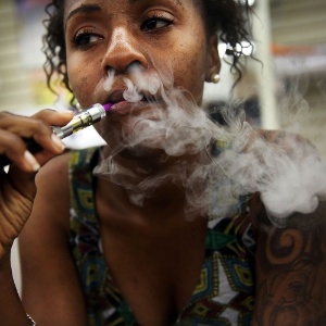 Mulher fuma cigarro eletrônico em uma loja de Nova York - Spencer Platt/Getty Images/AFP