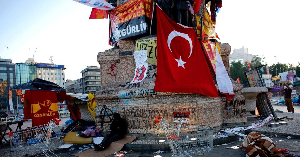 10.jun.2013 - Pessoas dormem na praça Taksim, região central de Istambul e epicentro dos protestos iniciados em 31 de maio, nesta segunda-feira (10). O primeiro-ministro turco, Tayyip Erdogan, afirmou em discurso que está perdendo a paciência com os manifestantes e comparou os protestos a uma tentativa de golpe militar sofrida por ele há seis anos