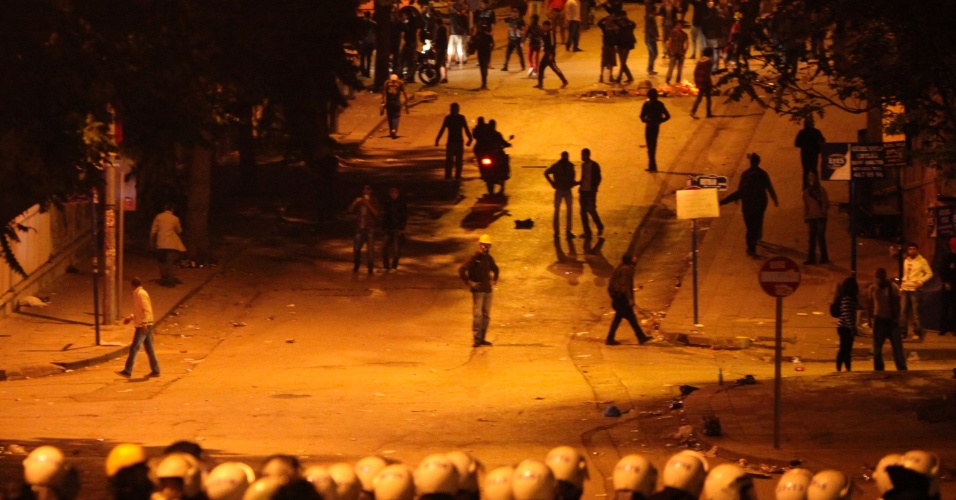 10.jun.2013 - Policiais perseguem manifestantes durante a madrugada no centro de Ancara, na Turquia. Iniciados pela proposta de demolição de um parque, e que evoluíram para uma revolta contra o governo de Tayyip Erdogan, os protestos na Turquia chegaram ao 11º dia