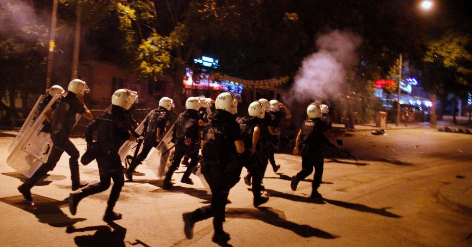 10.jun.2013 - Policiais perseguem manifestantes no centro de Ancara. A polícia turca dispersou na noite desta segunda-feira centenas de pessoas que protestavam no centro da capital turca no 11º dia de protestos contra o governo islâmico conservador do primeiro-ministro Recep Tayyip Erdogan