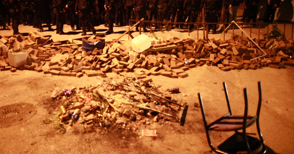 10.jun.2013 - Policiais se reúnem próximo a destroços de protestos no centro de Ancara, na Turquia. Iniciados pela proposta de demolição de um parque, e que evoluíram para uma revolta contra o governo de Tayyip Erdogan, os protestos na Turquia chegaram ao 11º dia