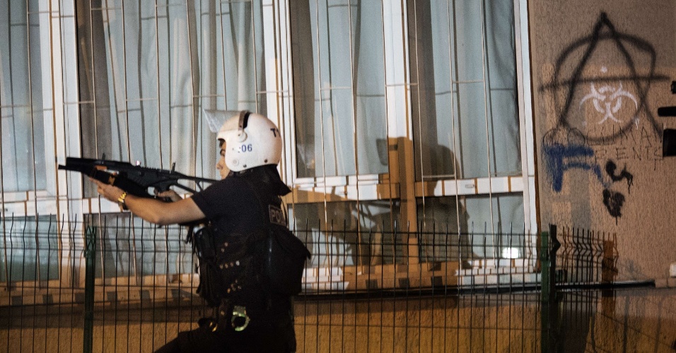 10.jun.2013 - Policial se prepara para disparar gás lacrimogêneo contra manifestantes no centro de Ancara. A polícia turca dispersou na noite desta segunda-feira centenas de pessoas que protestavam no centro da capital turca no 11º dia de protestos contra o governo islâmico conservador do primeiro-ministro Recep Tayyip Erdogan