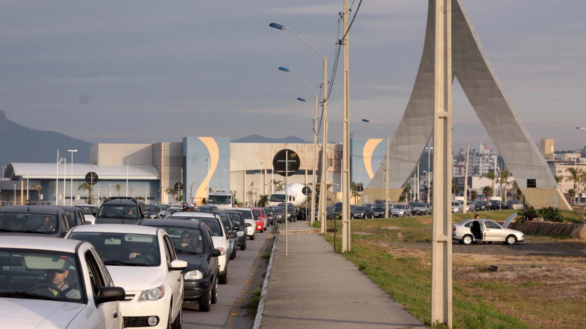 Com greve de ônibus, vans 'piratas' de Florianópolis cobram até R$ 10