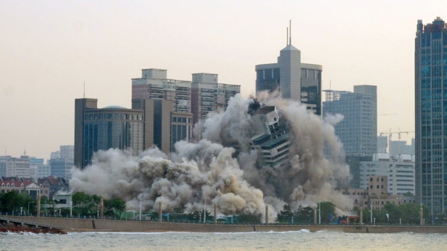 Hotel desativado de 27 andares é implodido em Qingdao, na China - AFP