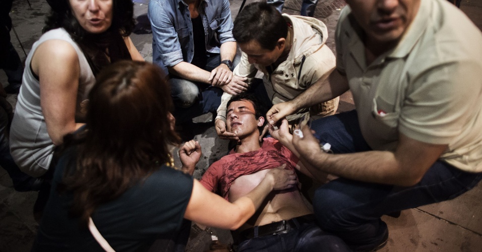 9.jun.2013 - Manifestante ferido é ajudado por outros manifestantes após confrontos com a polícia na praça Kizilay, em Ancara. Iniciados pela proposta de demolição de um parque, e que evoluíram para uma revolta contra o governo de Tayyip Erdogan, os protestos na Turquia chegaram ao 11º dia