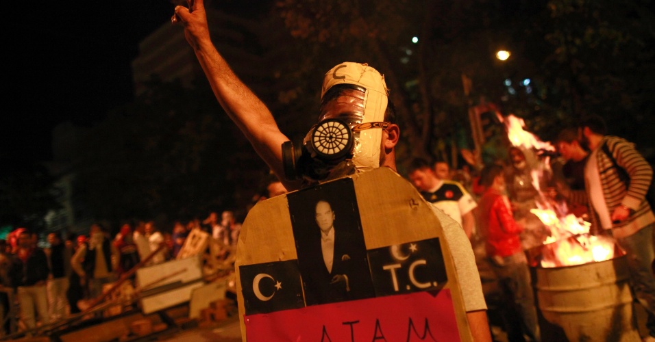 9.jun.2013 - Manifestante usa máscara de gás durante protesto no centro de Ancara, na Turquia. O primeiro-ministro Recep Tayyip Erdogan afirmou em um discurso aos seus partidários em Ancara, que sua paciência 