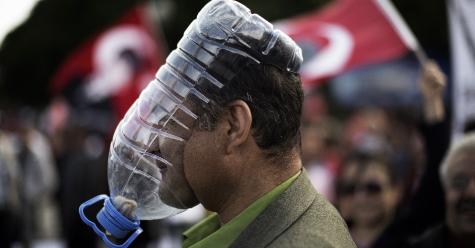 9.jun.2013 - Manifestante usa máscara de gás improvisada durante protesto no centro de Ancara, na Turquia. O primeiro-ministro Recep Tayyip Erdogan afirmou em um discurso aos seus partidários em Ancara, que sua paciência 
