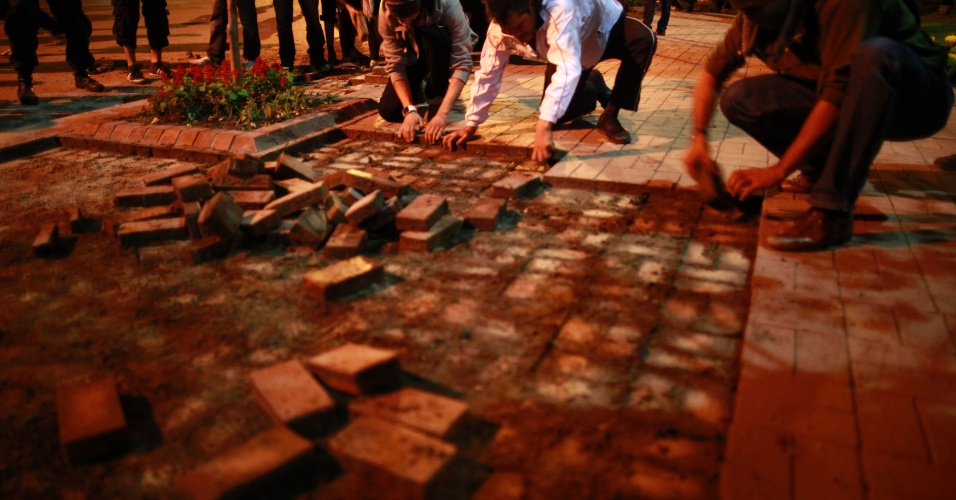 9.jun.2013 - Manifestantes antigoverno removem tijolos de uma calçada para construir uma barricada no centro de Ancara, na Turquia. O primeiro-ministro Recep Tayyip Erdogan afirmou em um discurso aos seus partidários em Ancara, que sua paciência 