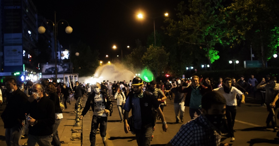 9.jun.2013 - Manifestantes se reúnem durante o décimo dia de protesto no centro de Ancara, na Turquia. O primeiro-ministro Recep Tayyip Erdogan afirmou em um discurso aos seus partidários em Ancara, que sua paciência 