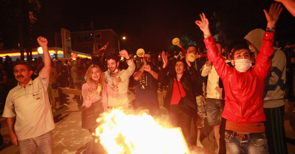 9.jun.2013 - Manifestantes se reúnem durante o décimo dia de protesto no centro de Ancara, na Turquia. O primeiro-ministro Recep Tayyip Erdogan afirmou em um discurso aos seus partidários em Ancara, que sua paciência 