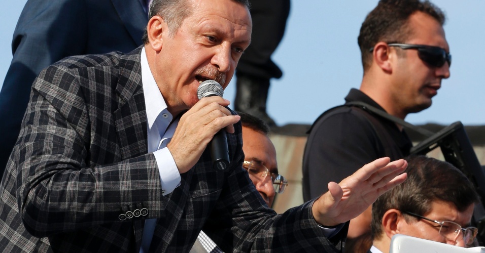 9.jun.2013 - O primeiro-ministro turco Recep Tayyip Erdogan discursa em Ancara, capital da Turquia, neste domingo (9). Protestos contra o regime conservador-islâmico de Erdogan entraram hoje no décimo dia, e a polícia turca voltou a usar gás lacrimogêneo e jatos d'água para dispersar os manifestantes no centro da capital