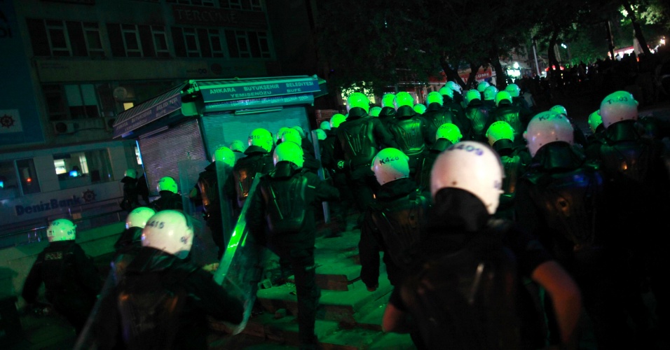 9.jun.2013 - Policiais perseguem manifestantes durante o décimo dia de protesto no centro de Ancara, na Turquia. O primeiro-ministro Recep Tayyip Erdogan afirmou em um discurso aos seus partidários em Ancara, que sua paciência 