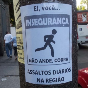 Cartaz colado em poste alerta os pedestres para alto índice de assaltos na região do Arquivo Nacional, na praça da República, no centro do Rio - Luiz Gomes/Futura Press