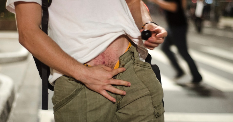 11.jun.2013 - Manifestante é atingido por bala de borracha disparada por PM logo após ajoelhar-se diante dos policiais durante protesto em São Paulo