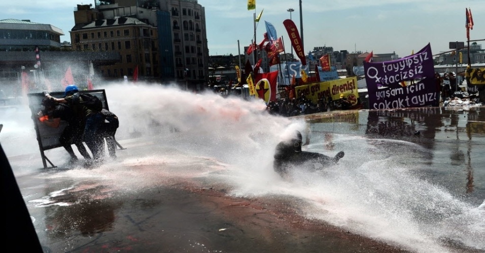 11.jun.2013 - Manifestante é atingido por jato de água atirado pela polícia durante a retomada da praça Taksim, em Istambul, nesta terça-feira (11). Policiais utilizaram bombas de gás lacrimogênio e blindados com canhões de água na operação para remover os manifestantes e tomar o local