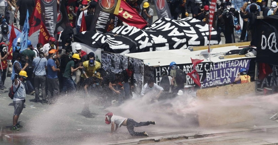 11.jun.2013 - Manifestante é derrubado por jato de água durante confrontos com a polícia na praça Taksim, em Istambul, nesta terça-feira (11). Os policiais entraram na praça pela primeira vez desde o início dos protestos na Turquia