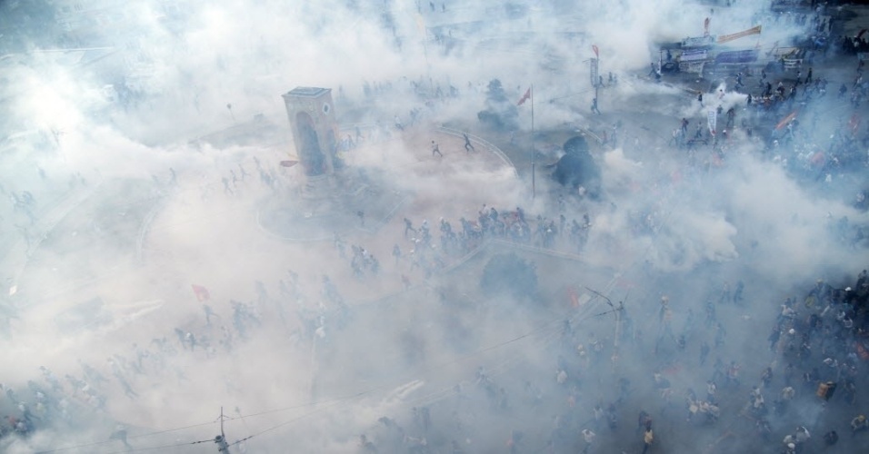 11.jun.2013 - Manifestantes correm em meio à fumaça produzida por diversas bombas de gás lacrimogênio lançadas pela polícia em confronto na praça Taksim, em Istambul, na tarde desta terça-feira (11). Os manifestantes conseguiram voltar ao local após terem sido retirados pela polícia durante a manhã, dando continuidade aos conflitos