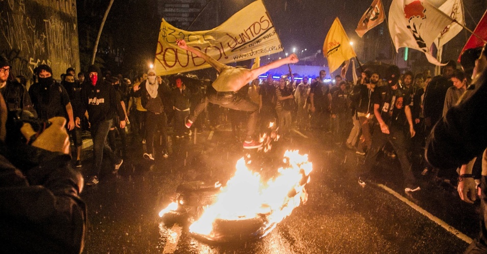 11.jun.2013 - Manifestantes fazem fogueira durante protesto contra o aumento das passagens no centro de São Paulo